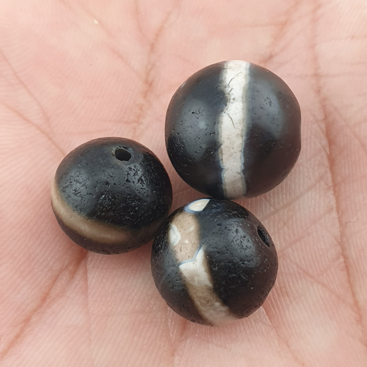 Superbe lot de 3 amulettes Dzi anciennes tibétaines de l'Himalaya, une ligne en agate Suleimani