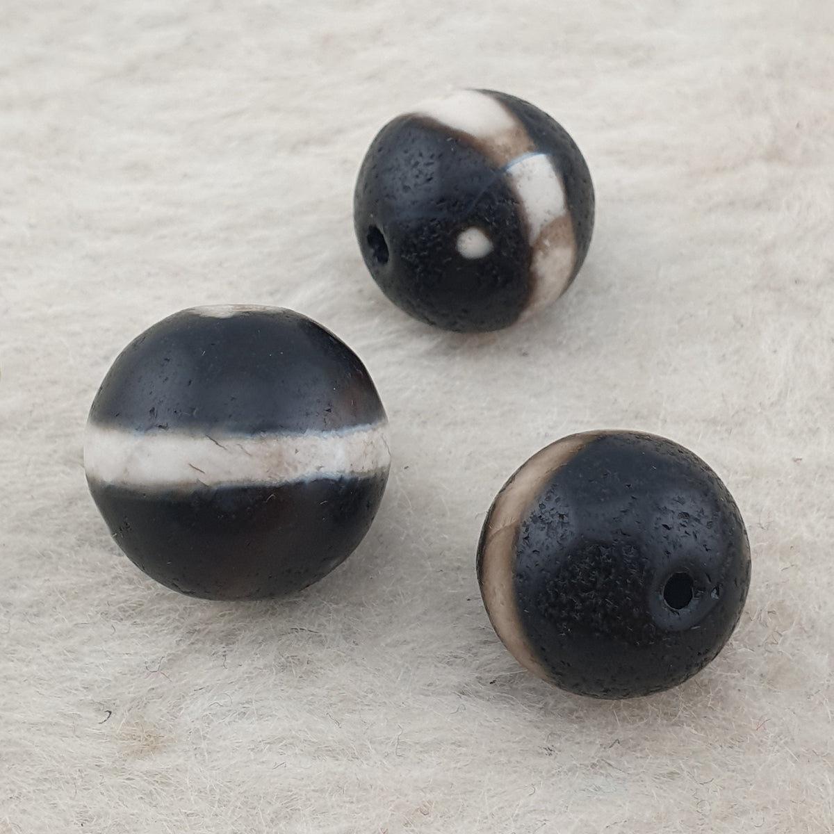 Superbe lot de 3 amulettes Dzi anciennes tibétaines de l'Himalaya, une ligne en agate Suleimani