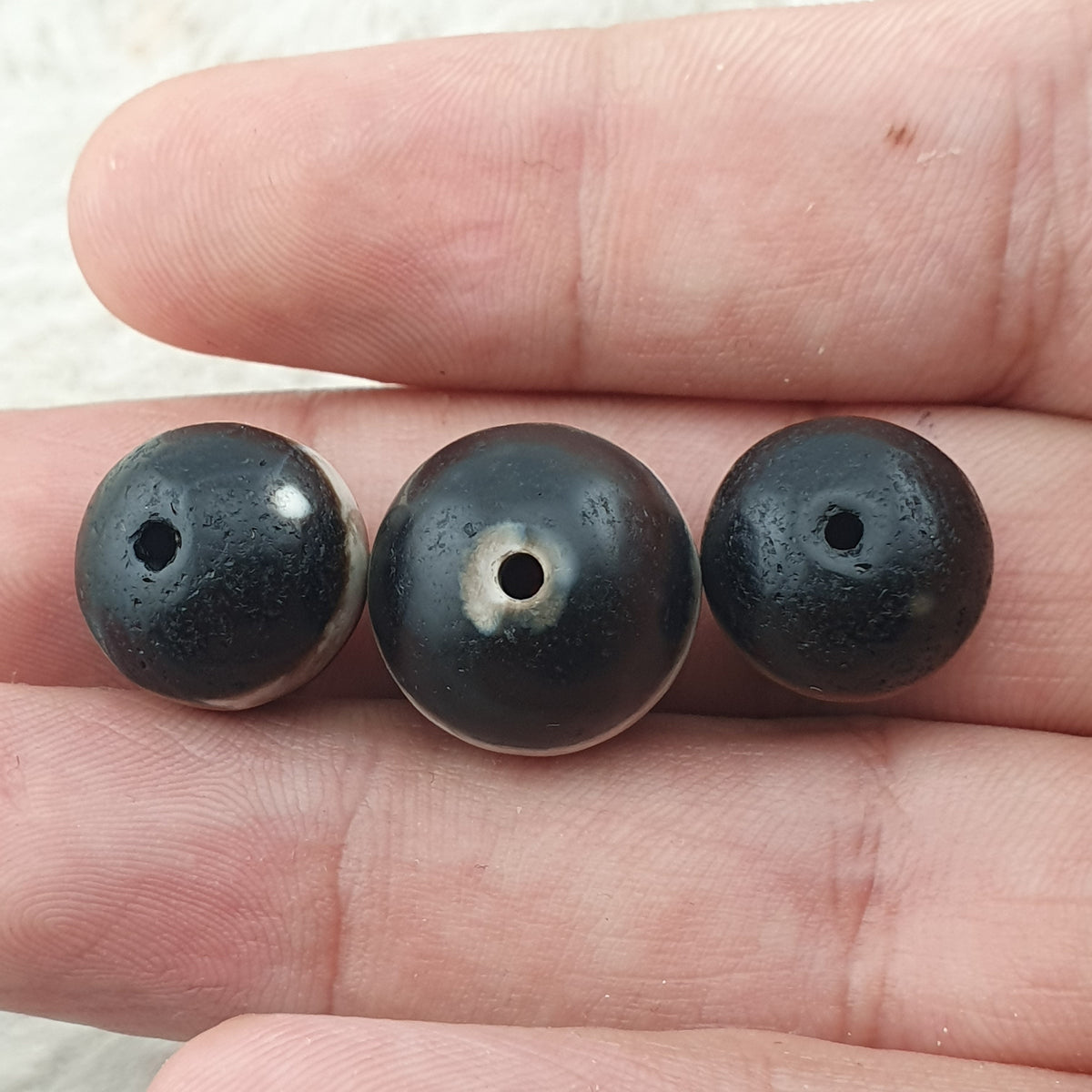 Superbe lot de 3 amulettes Dzi anciennes tibétaines de l'Himalaya, une ligne en agate Suleimani