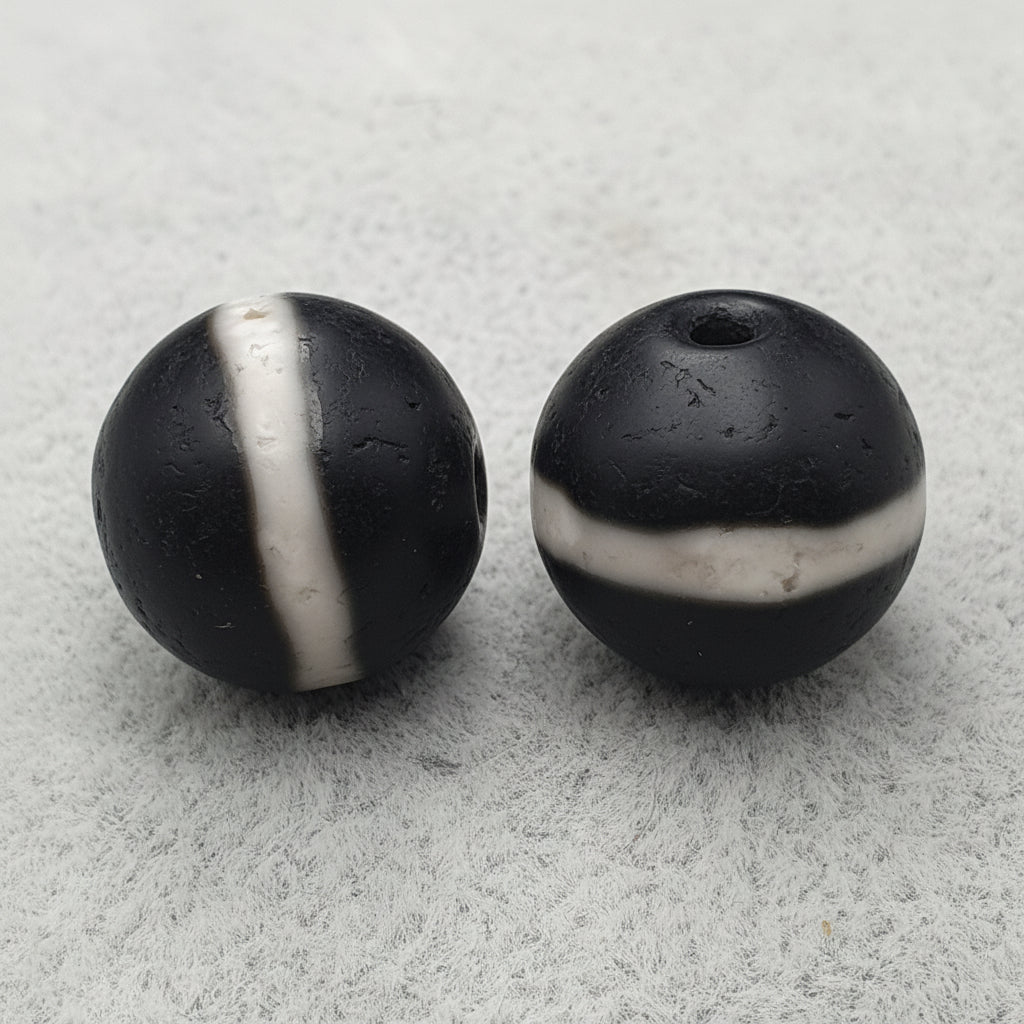 Lot de 2 amulettes vintage tibétaines de perles Dzi en agate Suleimani de l'Himalaya à 1 ligne