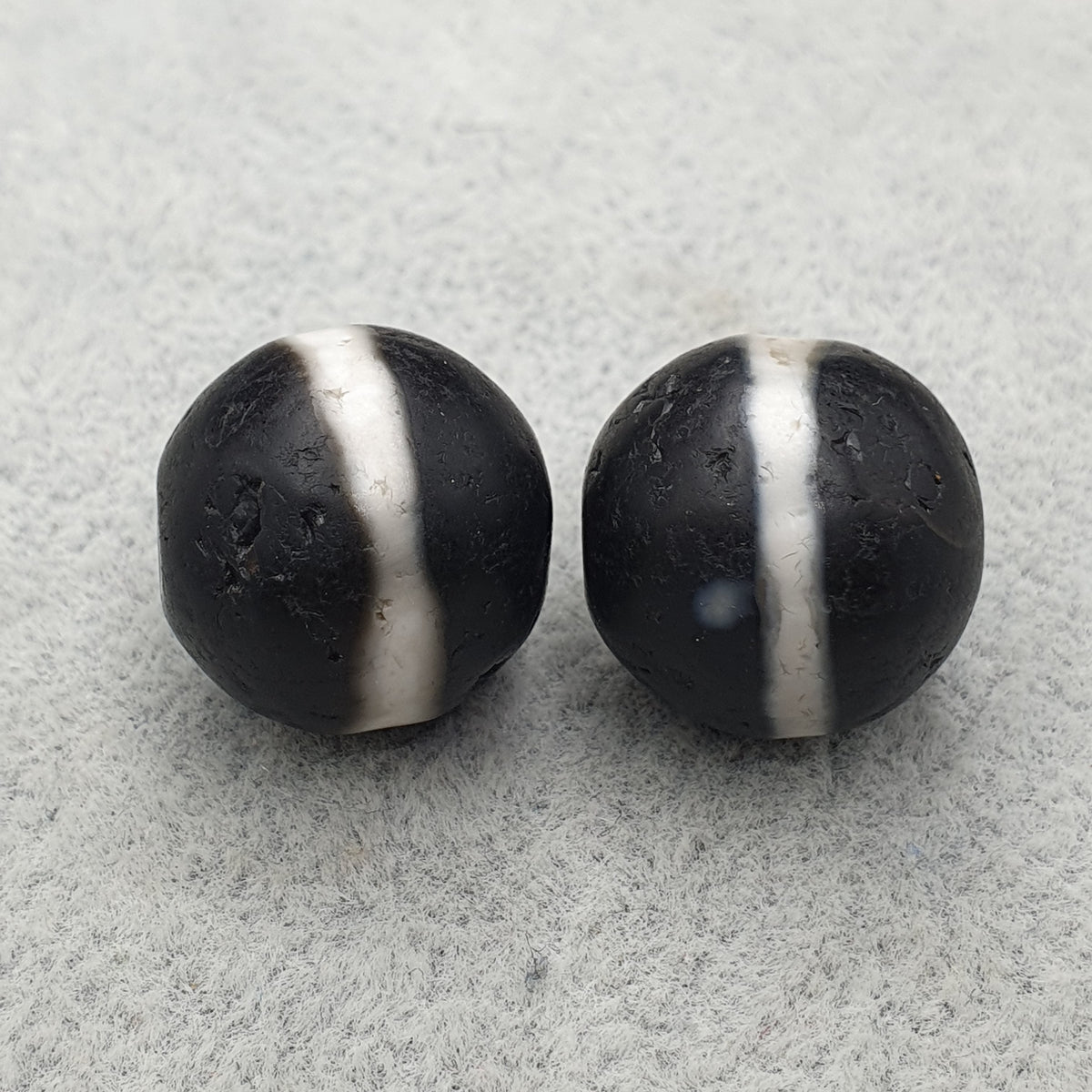 Lot de 2 amulettes vintage tibétaines de perles Dzi en agate Suleimani de l'Himalaya à 1 ligne
