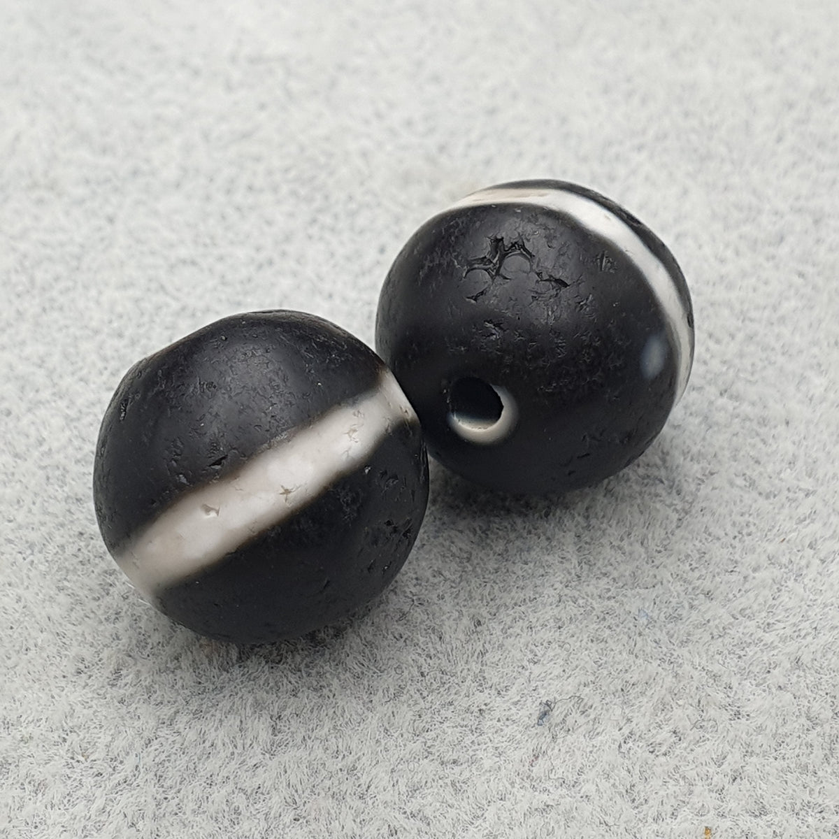 Lot de 2 amulettes vintage tibétaines de perles Dzi en agate Suleimani de l'Himalaya à 1 ligne