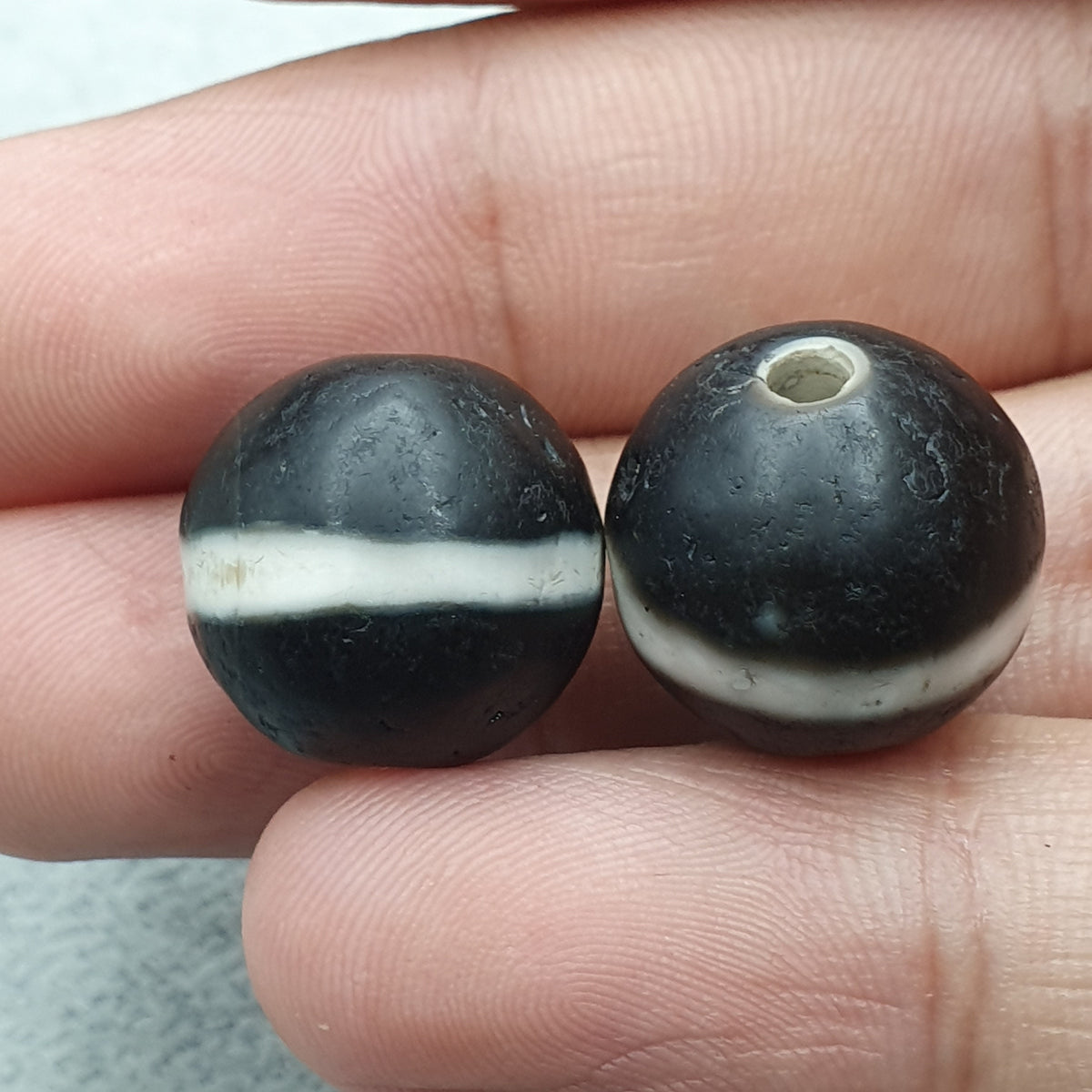 Lot de 2 amulettes vintage tibétaines de perles Dzi en agate Suleimani de l'Himalaya à 1 ligne