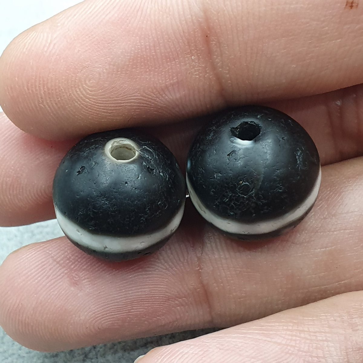 Lot de 2 amulettes vintage tibétaines de perles Dzi en agate Suleimani de l'Himalaya à 1 ligne