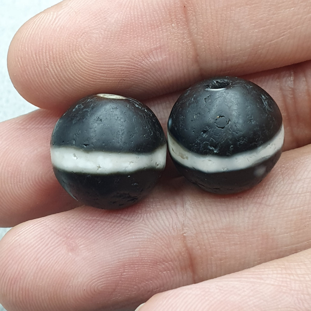 Lot de 2 amulettes vintage tibétaines de perles Dzi en agate Suleimani de l'Himalaya à 1 ligne