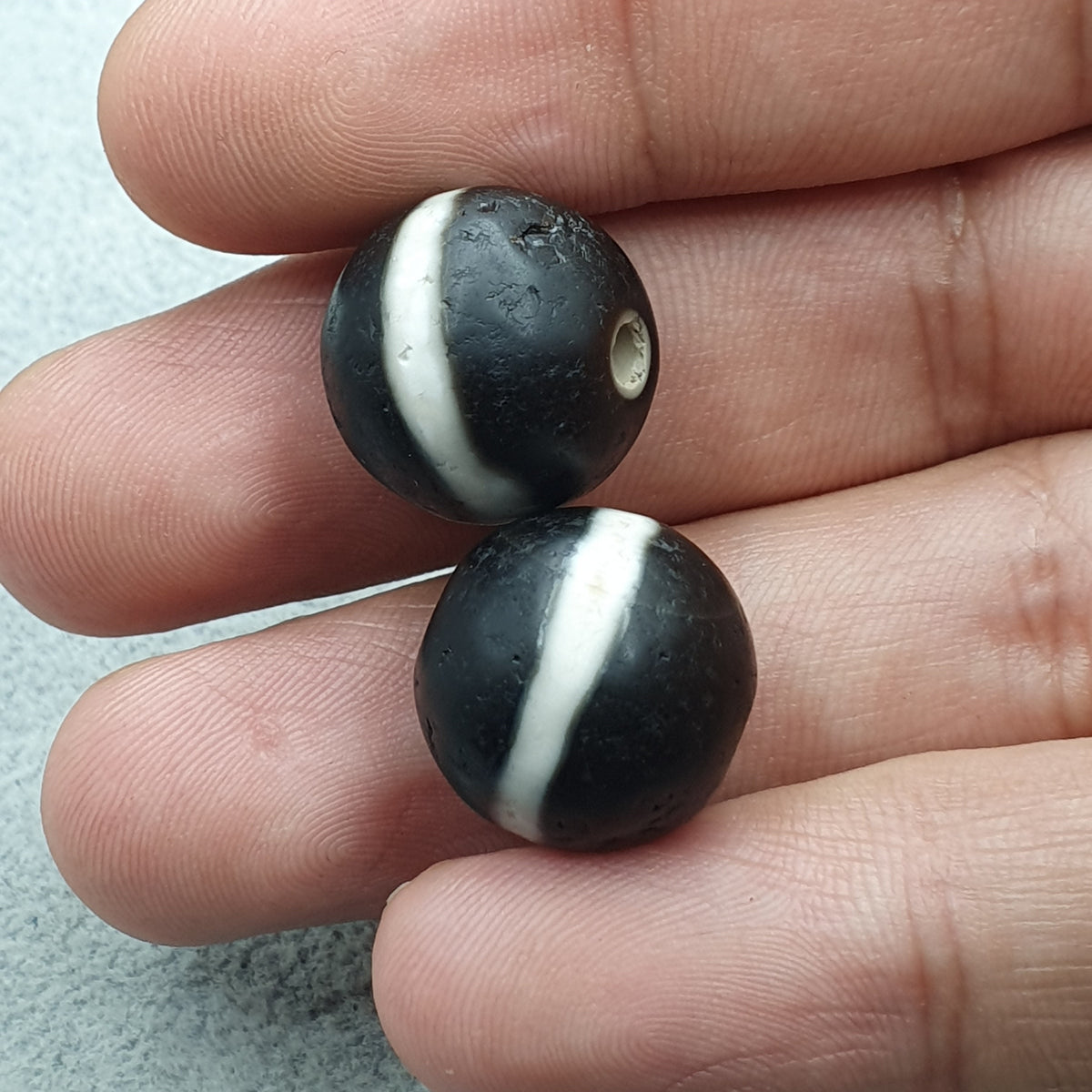 Lot de 2 amulettes vintage tibétaines de perles Dzi en agate Suleimani de l'Himalaya à 1 ligne
