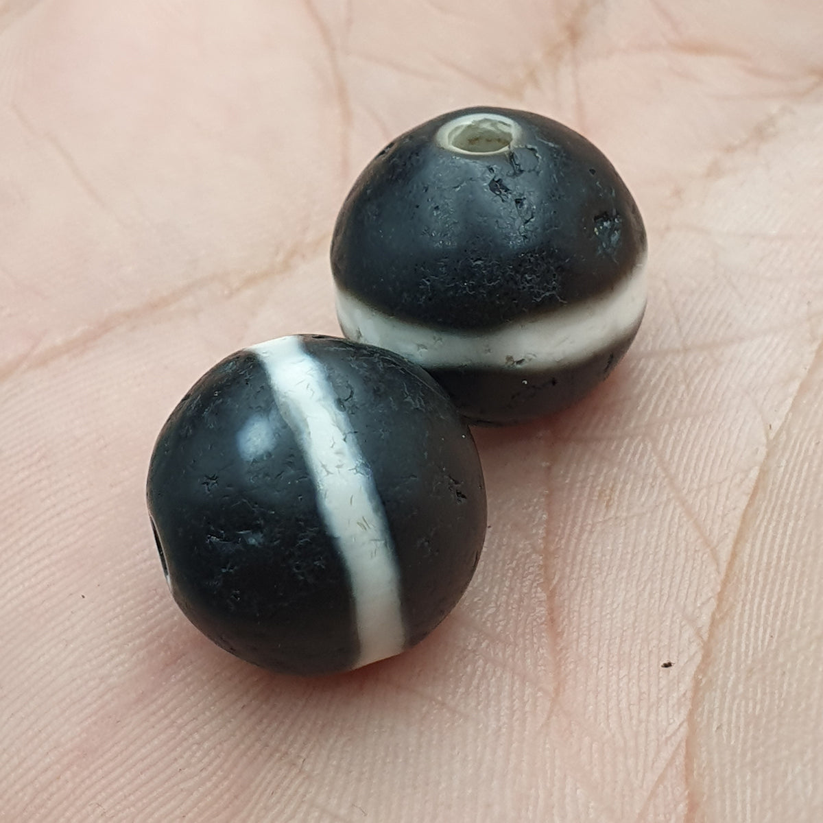 Lot de 2 amulettes vintage tibétaines de perles Dzi en agate Suleimani de l'Himalaya à 1 ligne
