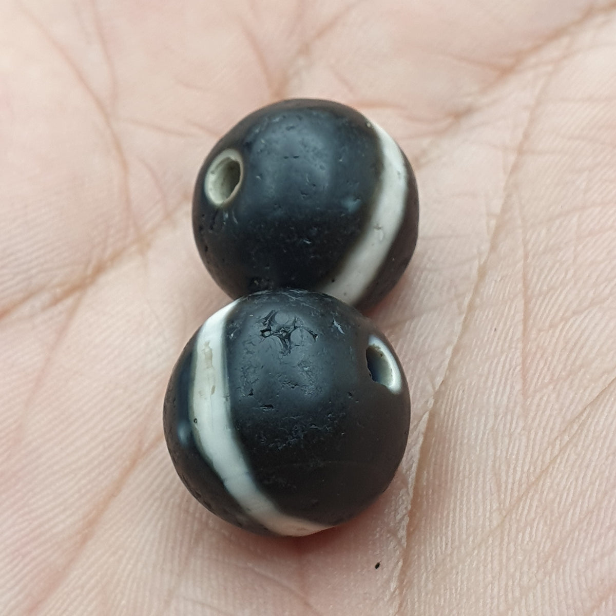 Lot de 2 amulettes vintage tibétaines de perles Dzi en agate Suleimani de l'Himalaya à 1 ligne