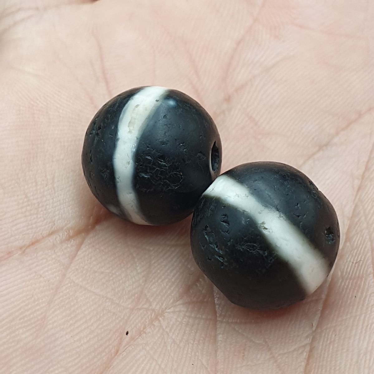 Lot de 2 amulettes vintage tibétaines de perles Dzi en agate Suleimani de l'Himalaya à 1 ligne