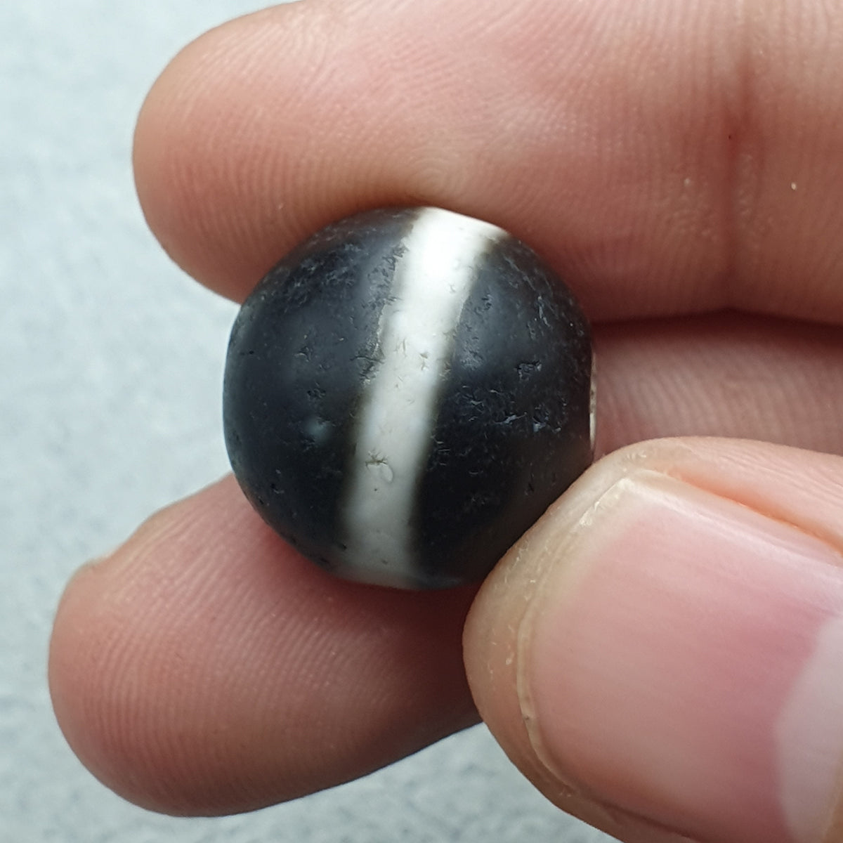 Lot de 2 amulettes vintage tibétaines de perles Dzi en agate Suleimani de l'Himalaya à 1 ligne