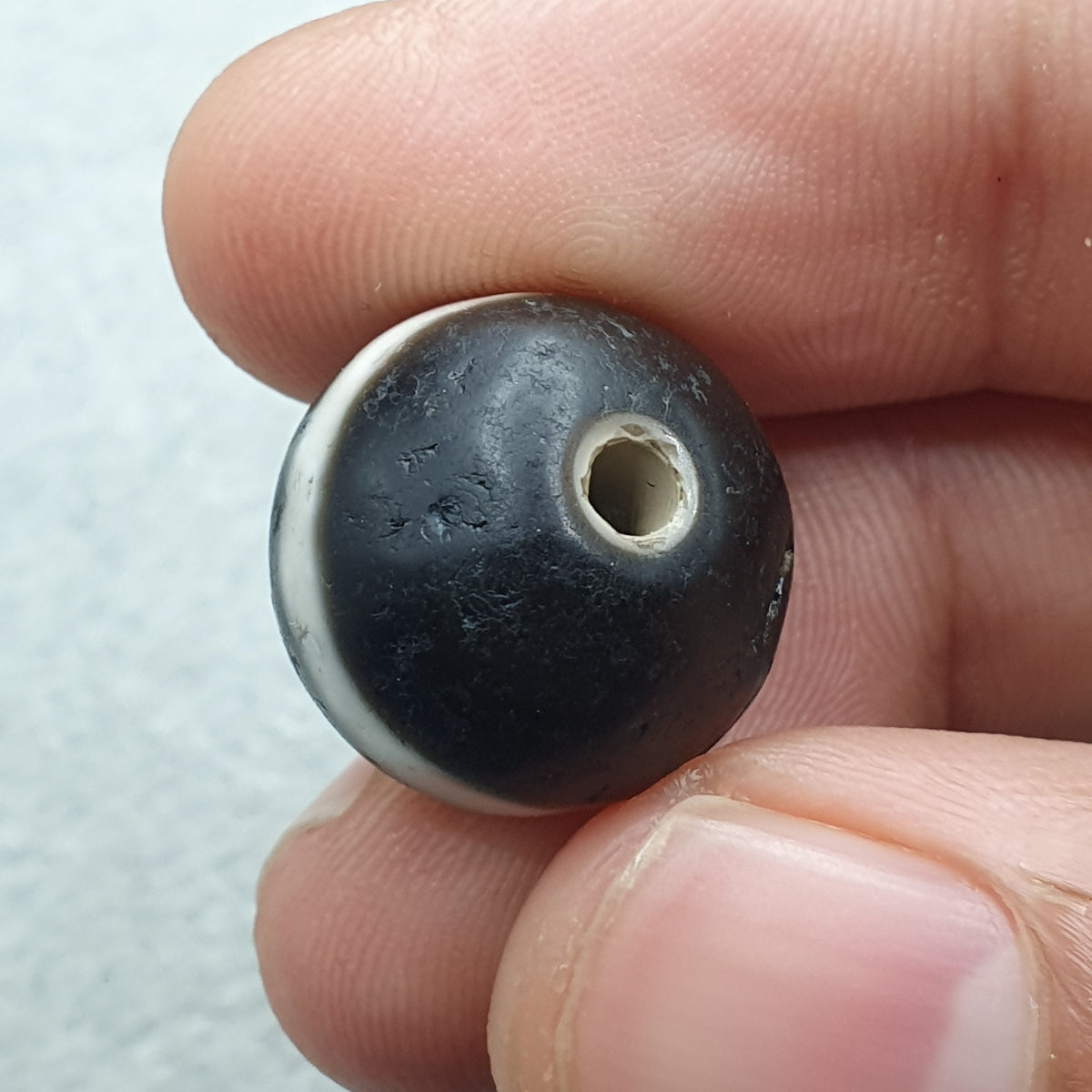 Lot de 2 amulettes vintage tibétaines de perles Dzi en agate Suleimani de l'Himalaya à 1 ligne