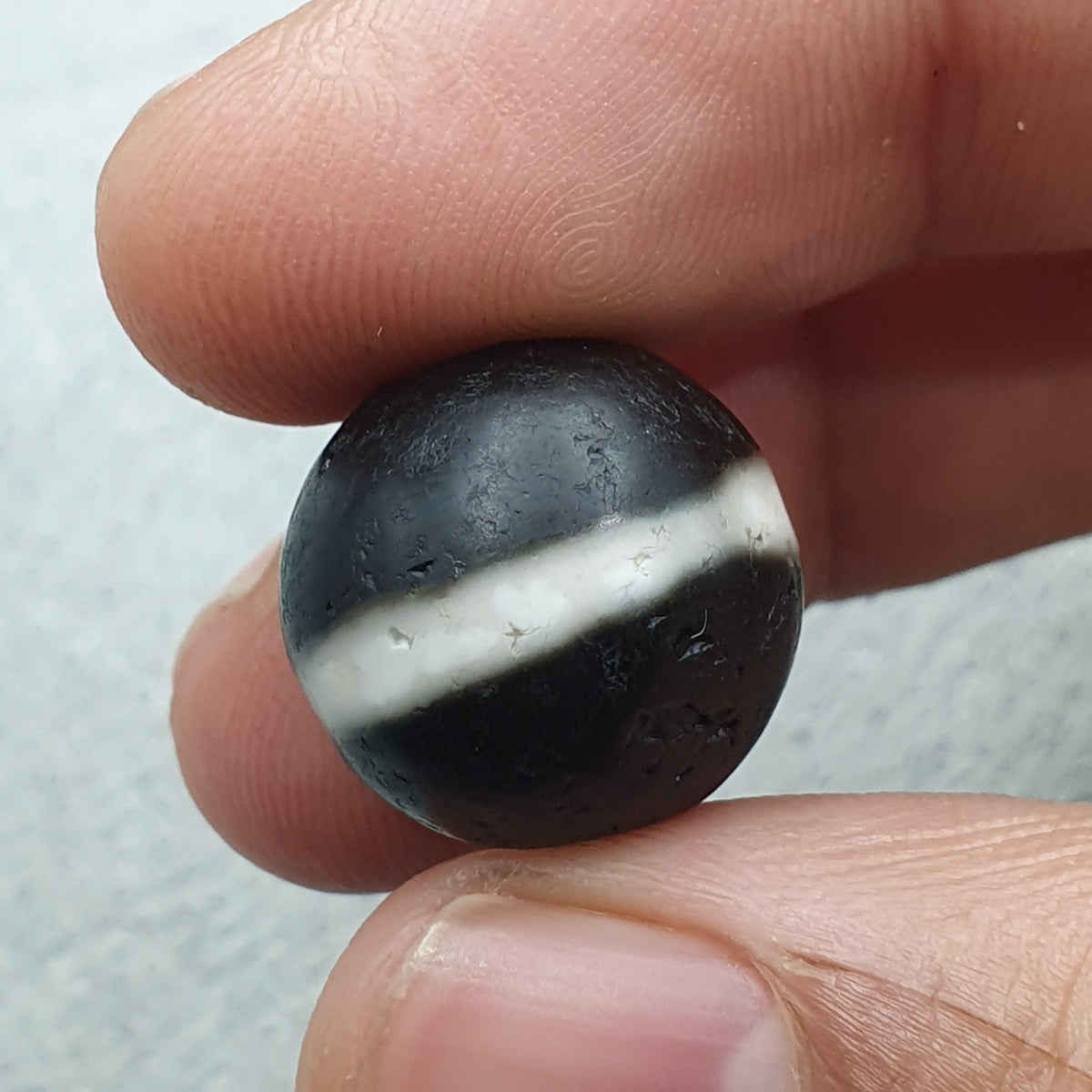 Lot de 2 amulettes vintage tibétaines de perles Dzi en agate Suleimani de l'Himalaya à 1 ligne