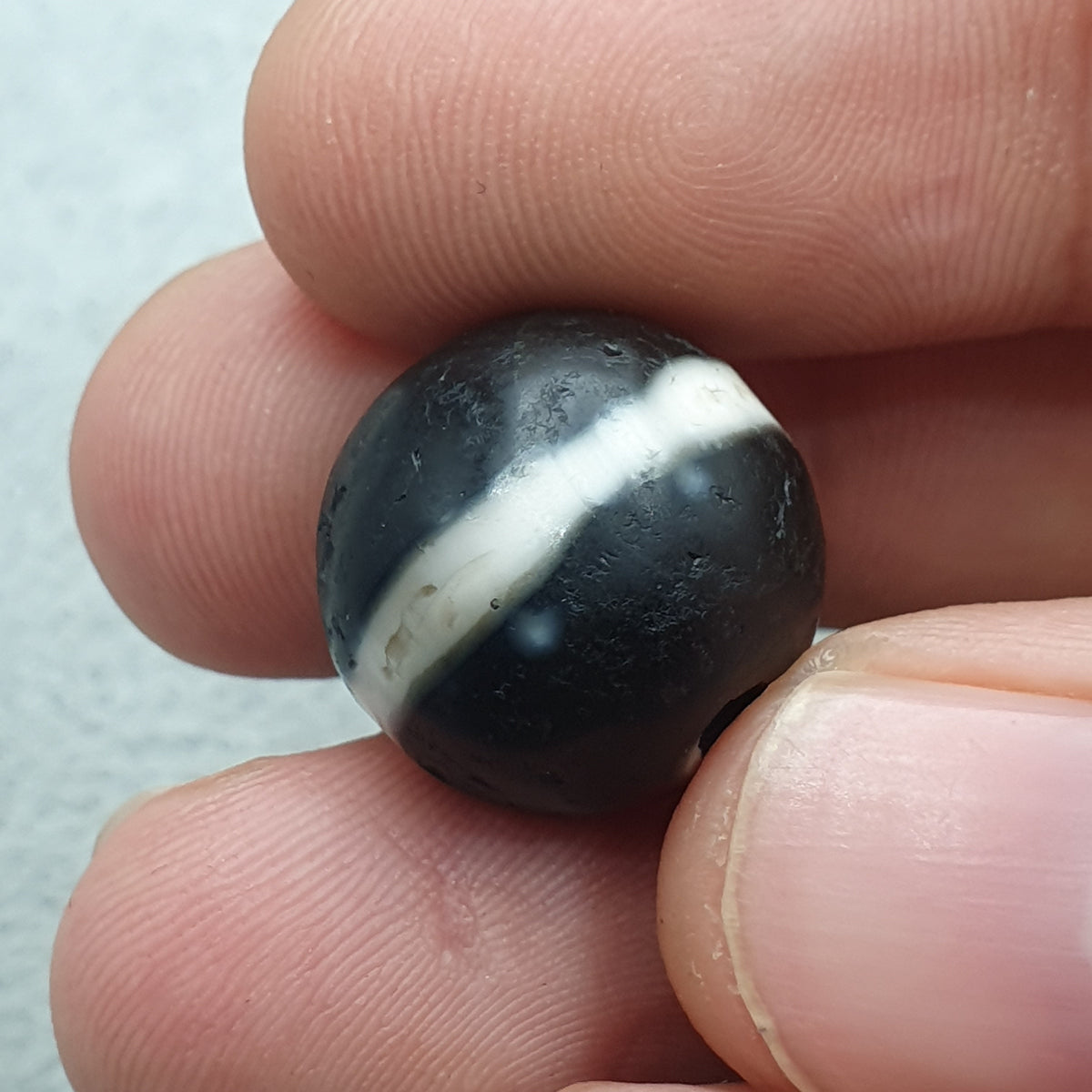 Lot de 2 amulettes vintage tibétaines de perles Dzi en agate Suleimani de l'Himalaya à 1 ligne