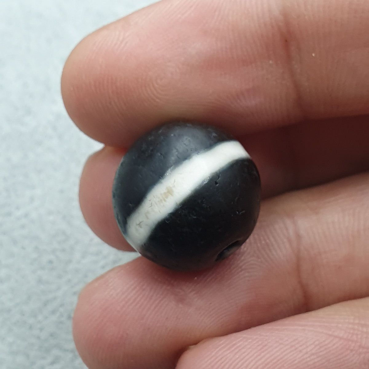 Lot de 2 amulettes vintage tibétaines de perles Dzi en agate Suleimani de l'Himalaya à 1 ligne