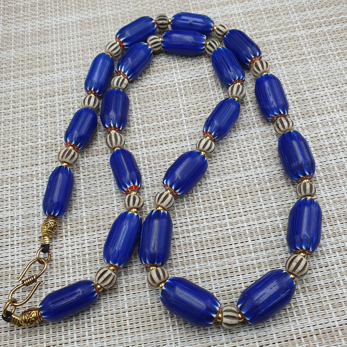 Wunderschöne Vintage Halskette im venezianischen Stil, blaue Chevron mit Knochenperlen