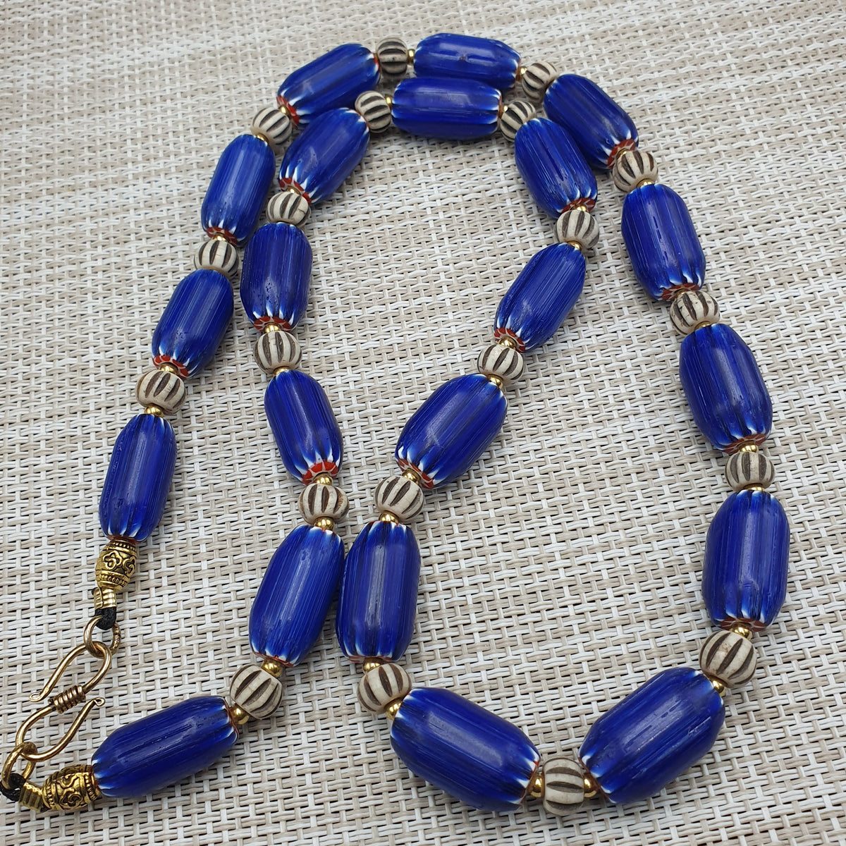 Wunderschöne Vintage Halskette im venezianischen Stil, blaue Chevron mit Knochenperlen