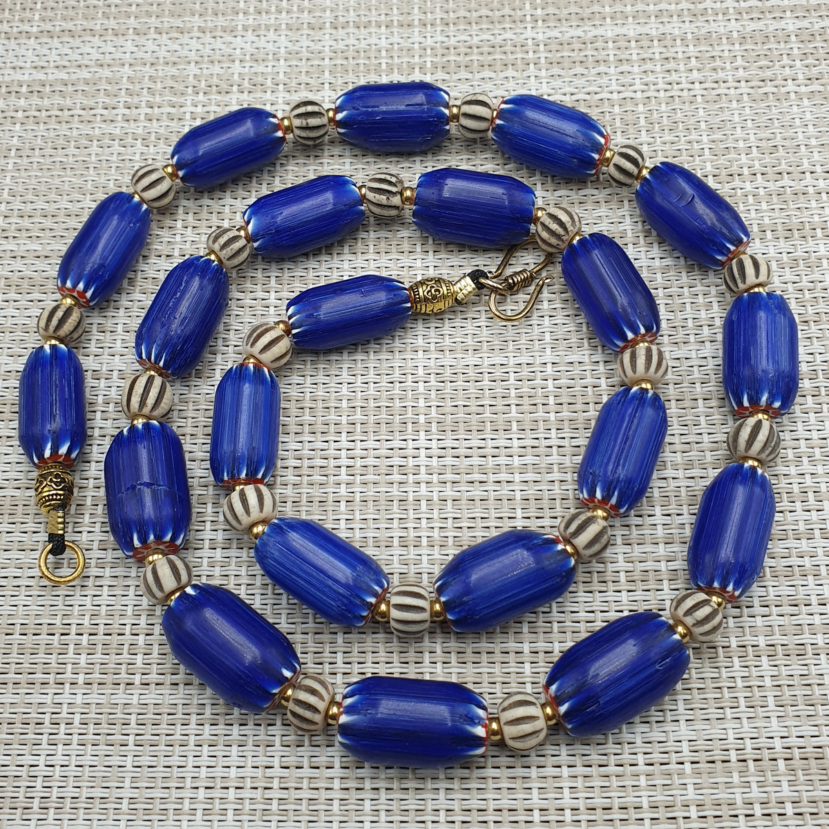 Wunderschöne Vintage Halskette im venezianischen Stil, blaue Chevron mit Knochenperlen