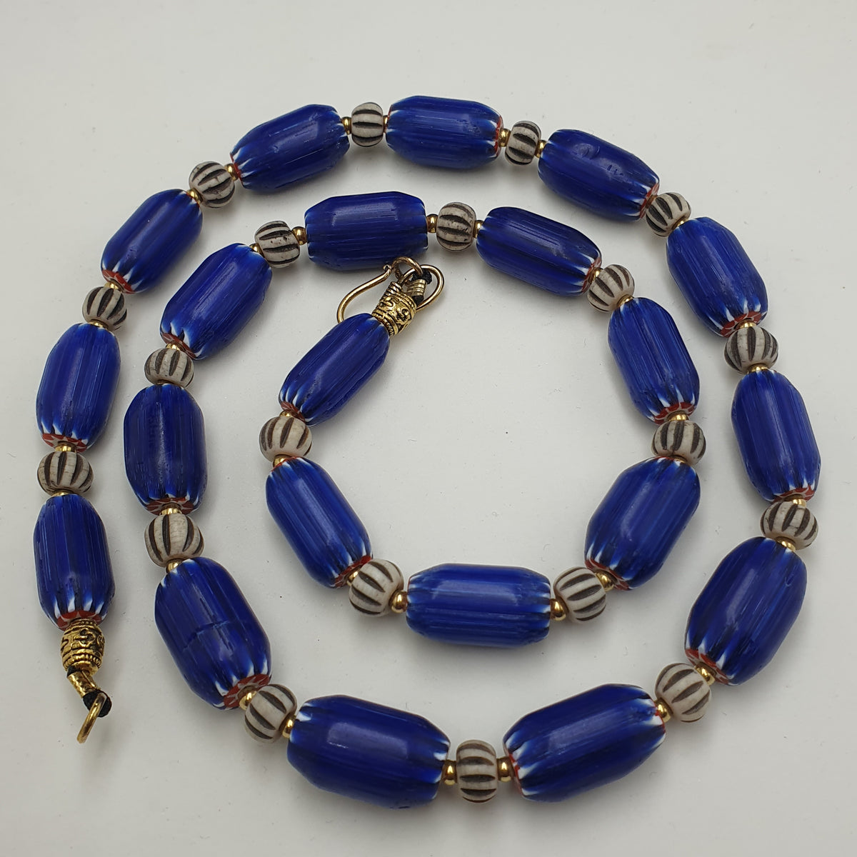 Wunderschöne Vintage Halskette im venezianischen Stil, blaue Chevron mit Knochenperlen