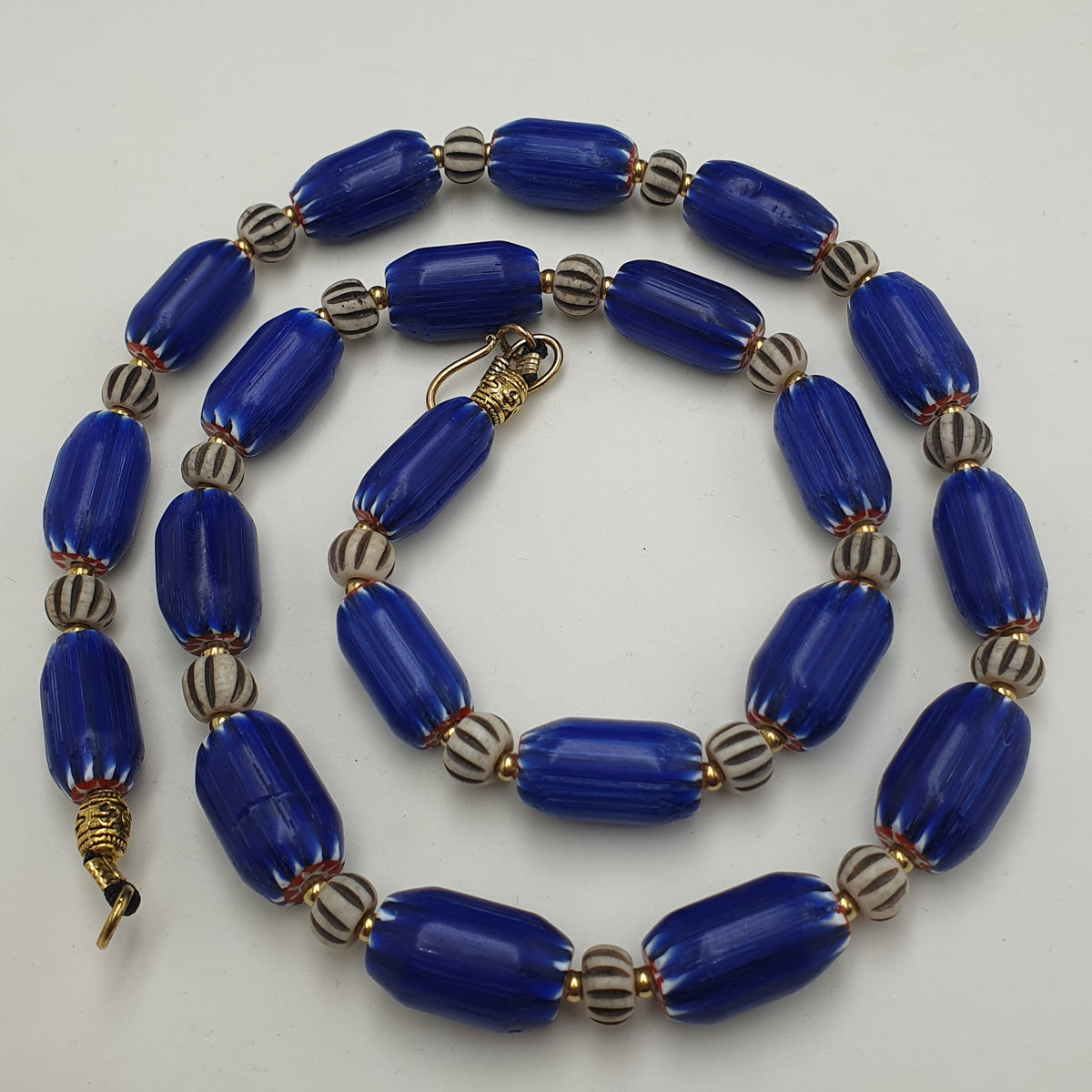 Wunderschöne Vintage Halskette im venezianischen Stil, blaue Chevron mit Knochenperlen