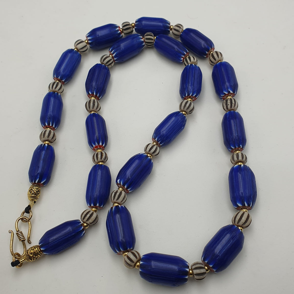 Wunderschöne Vintage Halskette im venezianischen Stil, blaue Chevron mit Knochenperlen