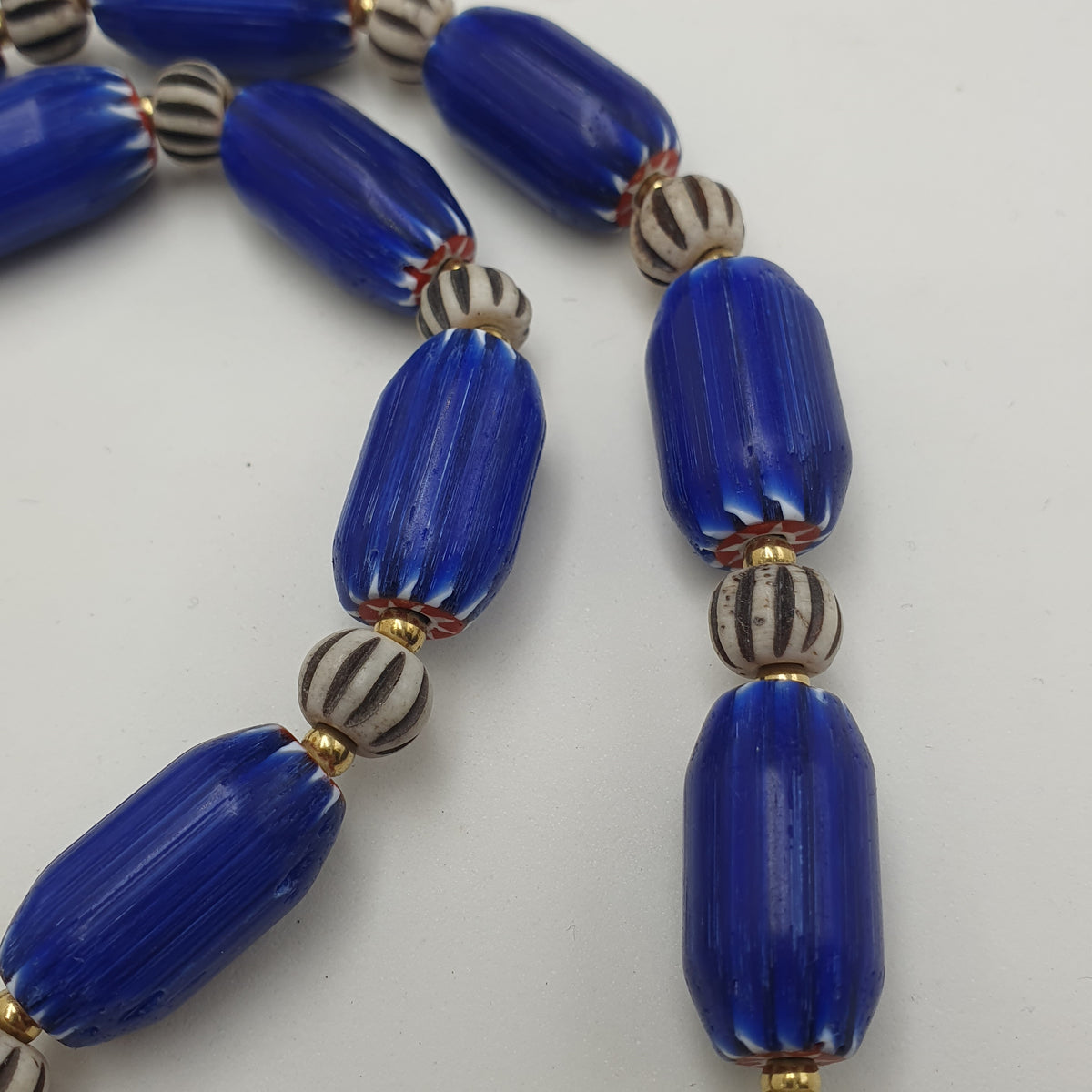 Wunderschöne Vintage Halskette im venezianischen Stil, blaue Chevron mit Knochenperlen