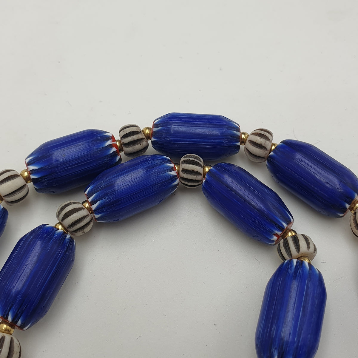 Wunderschöne Vintage Halskette im venezianischen Stil, blaue Chevron mit Knochenperlen