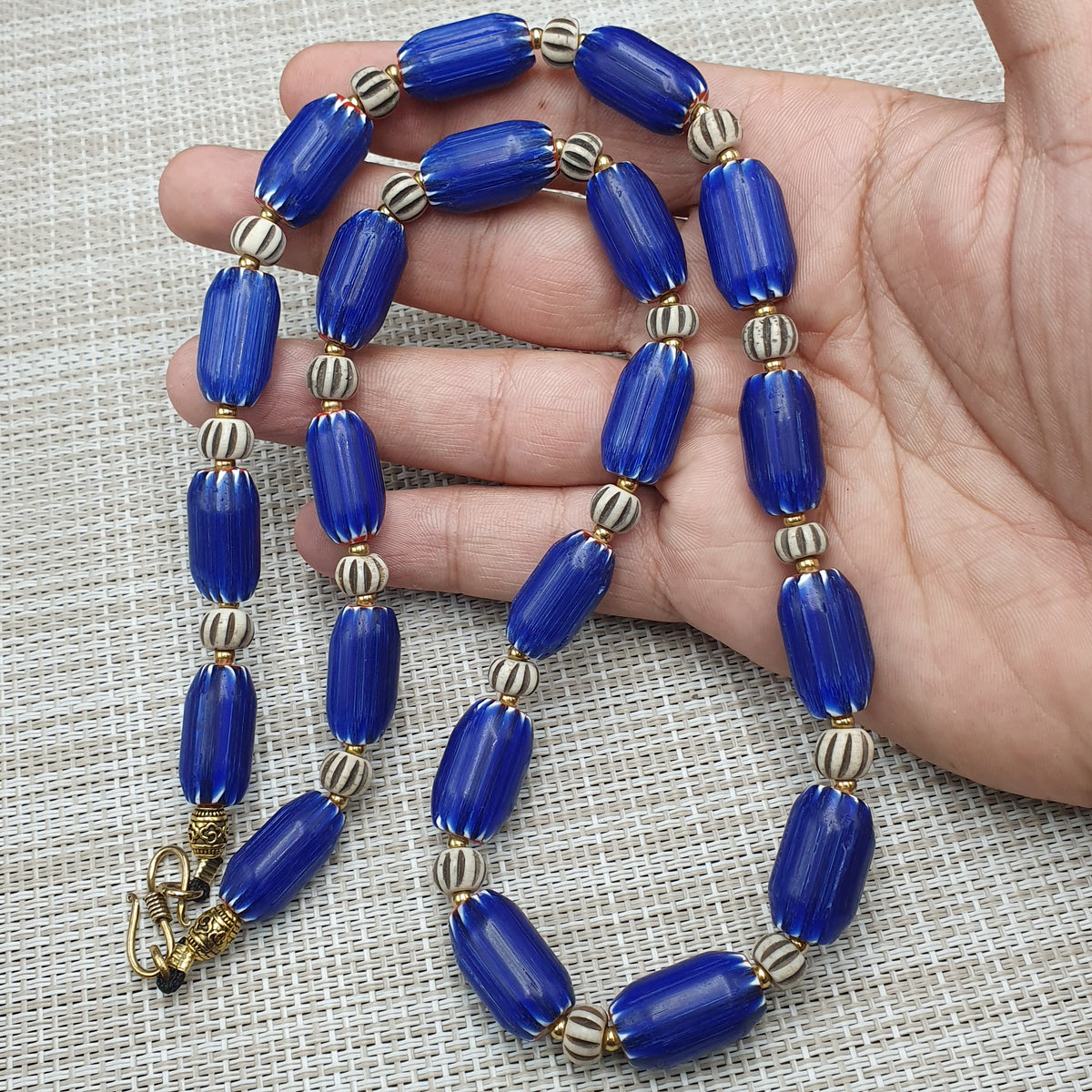 Wunderschöne Vintage Halskette im venezianischen Stil, blaue Chevron mit Knochenperlen