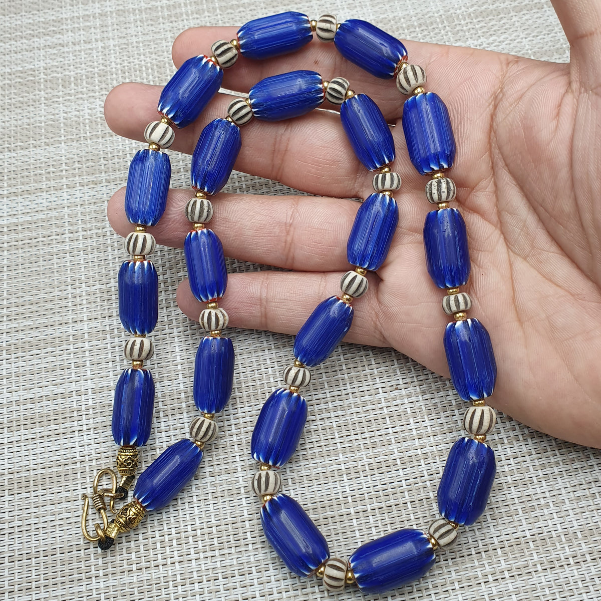 Wunderschöne Vintage Halskette im venezianischen Stil, blaue Chevron mit Knochenperlen