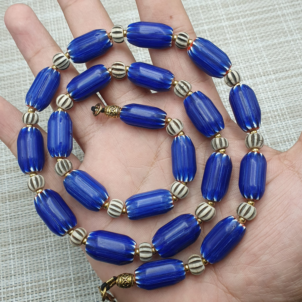 Wunderschöne Vintage Halskette im venezianischen Stil, blaue Chevron mit Knochenperlen