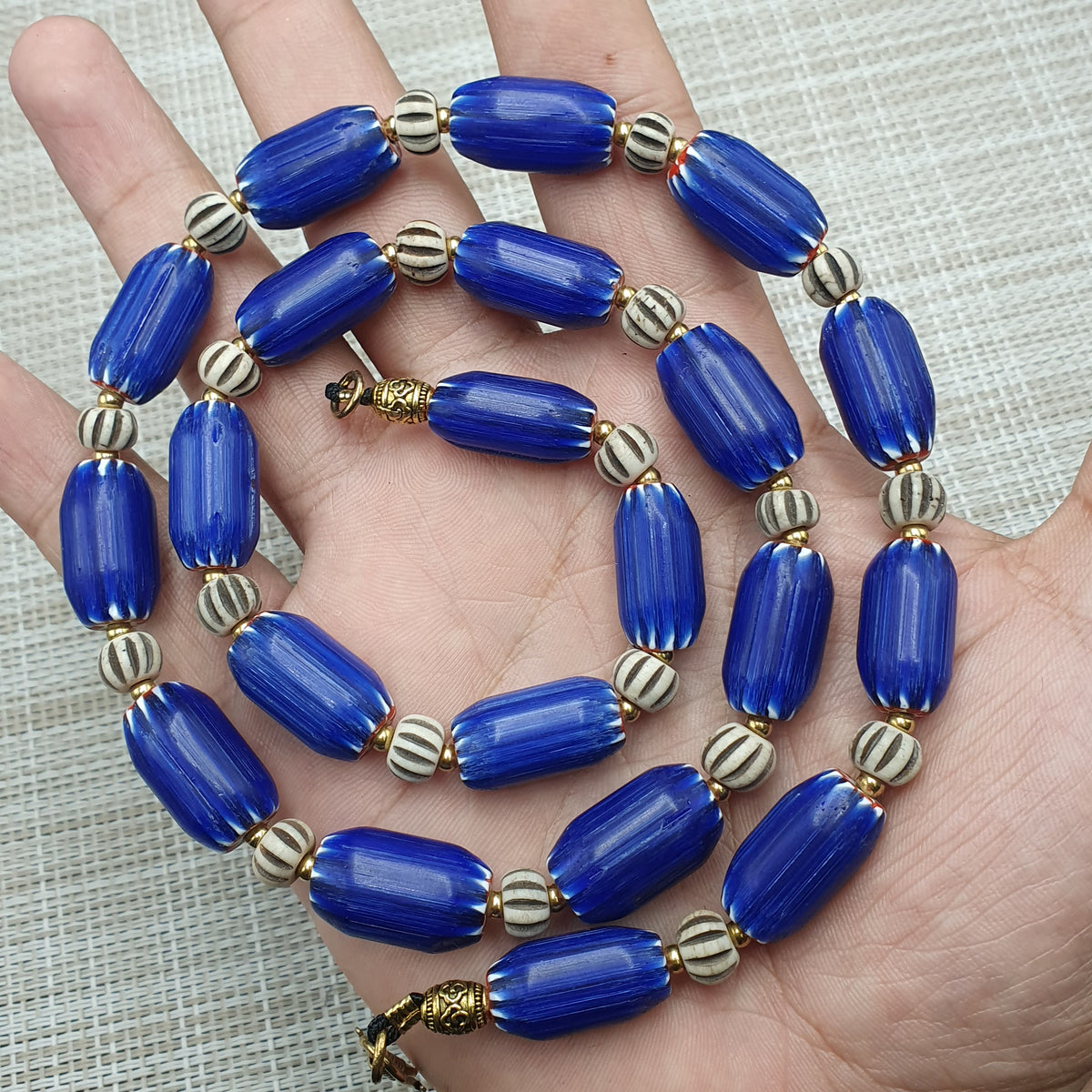 Wunderschöne Vintage Halskette im venezianischen Stil, blaue Chevron mit Knochenperlen