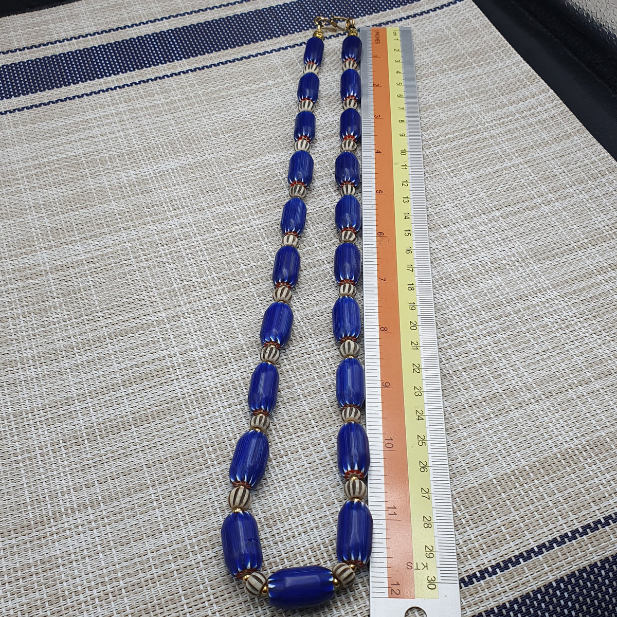 Wunderschöne Vintage Halskette im venezianischen Stil, blaue Chevron mit Knochenperlen
