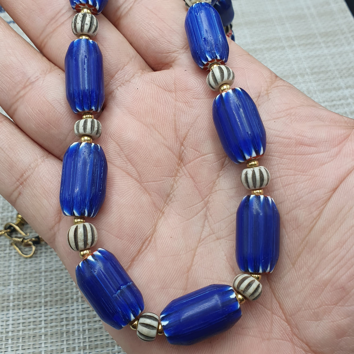 Wunderschöne Vintage Halskette im venezianischen Stil, blaue Chevron mit Knochenperlen