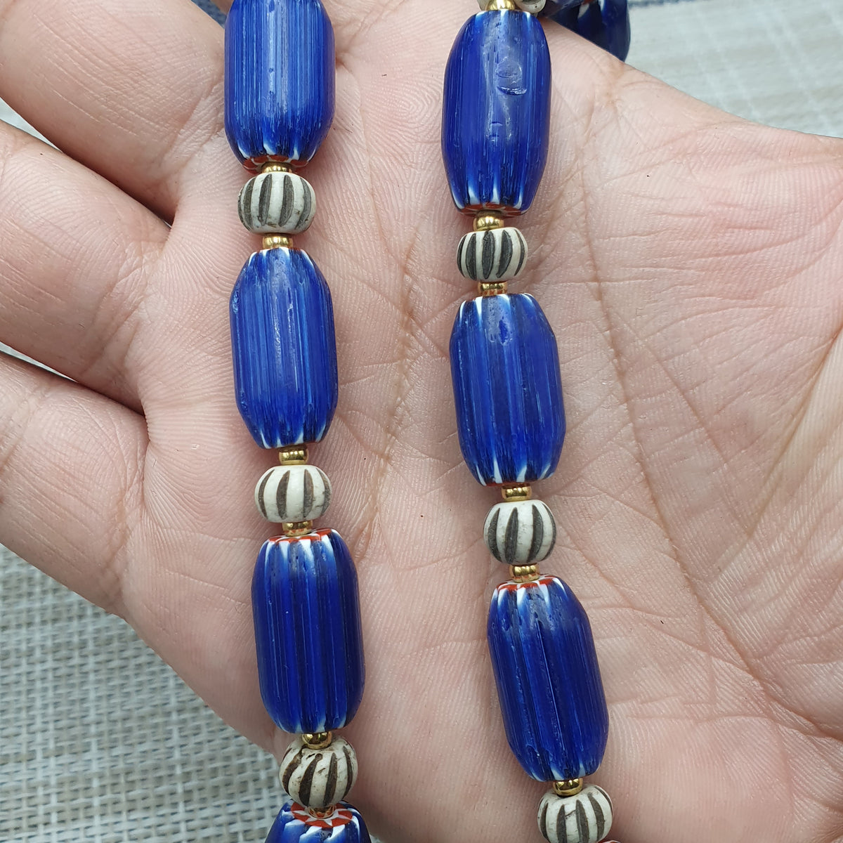 Wunderschöne Vintage Halskette im venezianischen Stil, blaue Chevron mit Knochenperlen