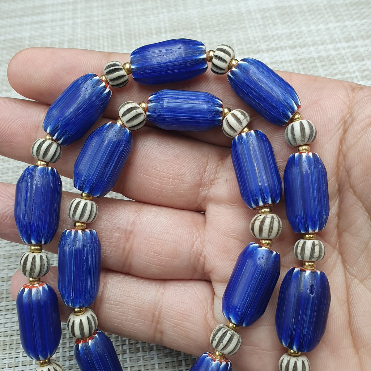 Wunderschöne Vintage Halskette im venezianischen Stil, blaue Chevron mit Knochenperlen