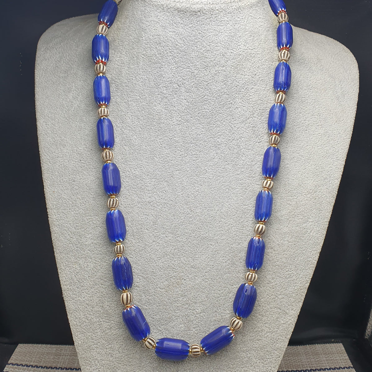 Wunderschöne Vintage Halskette im venezianischen Stil, blaue Chevron mit Knochenperlen