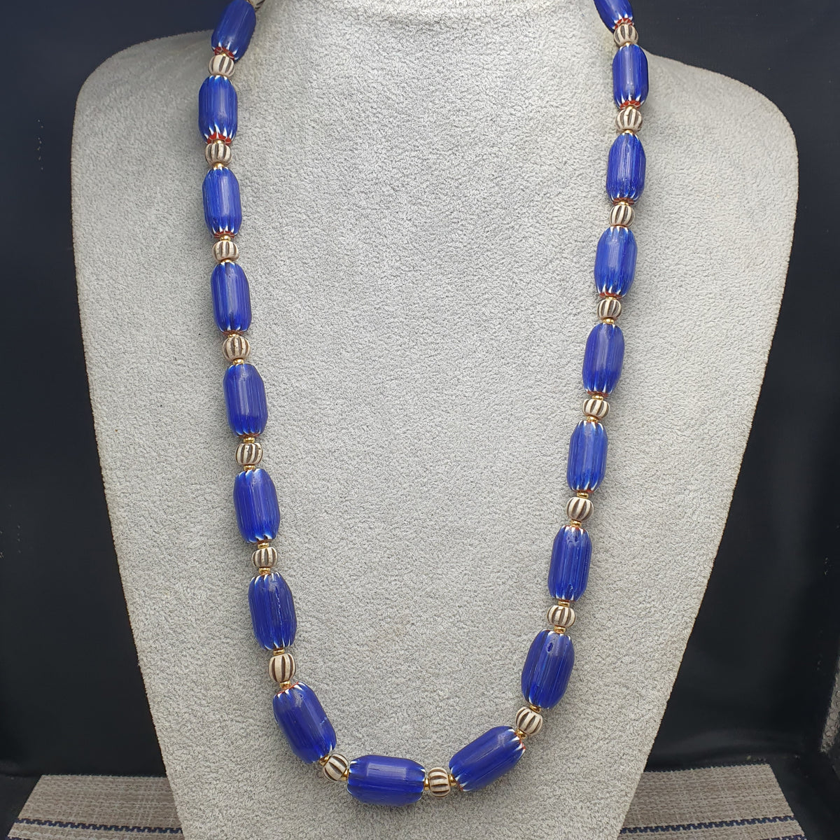 Wunderschöne Vintage Halskette im venezianischen Stil, blaue Chevron mit Knochenperlen