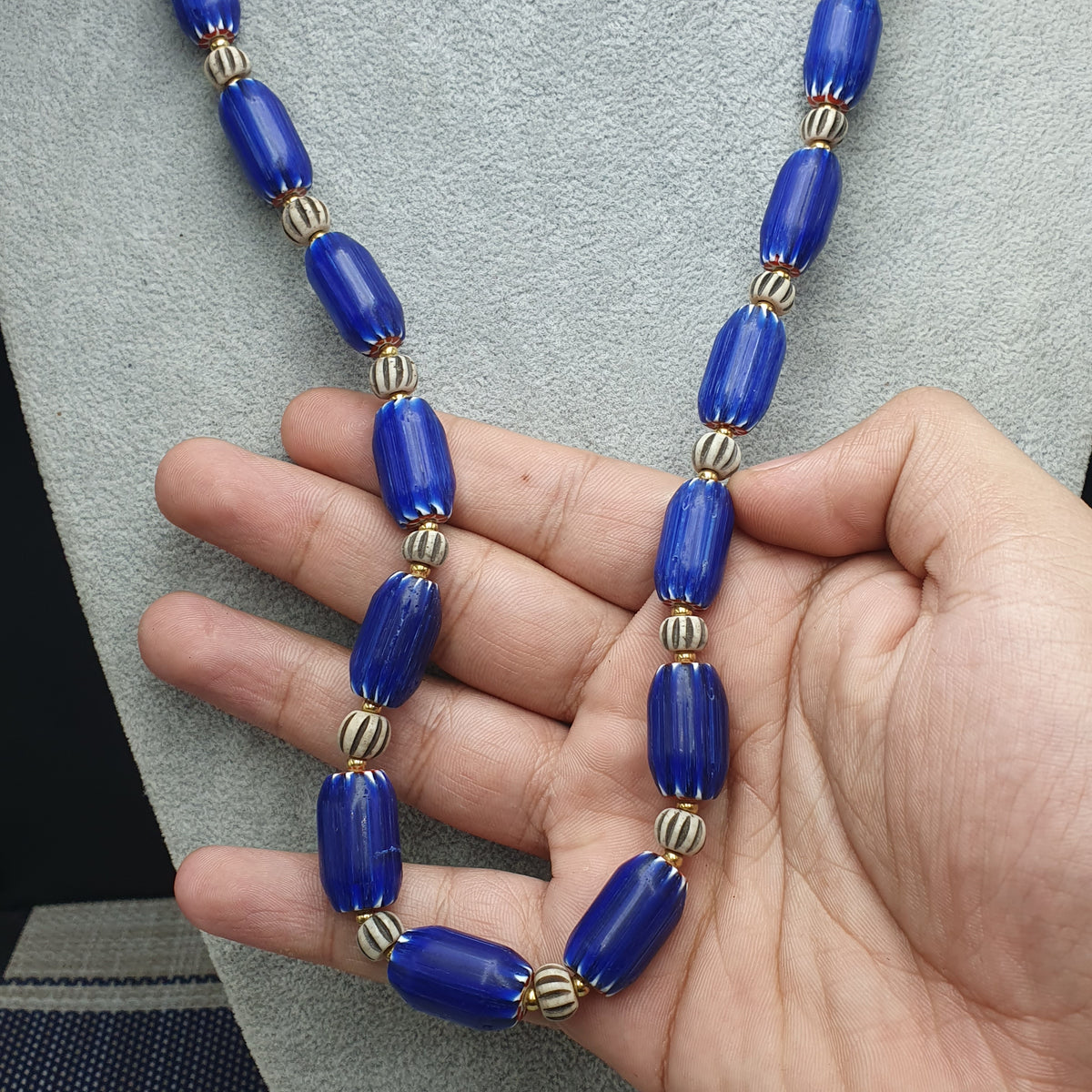 Wunderschöne Vintage Halskette im venezianischen Stil, blaue Chevron mit Knochenperlen