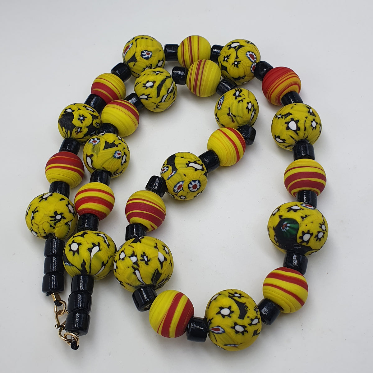 Collier en perles de verre jaunes vénitiennes millefiori de style vintage et perles de verre noir