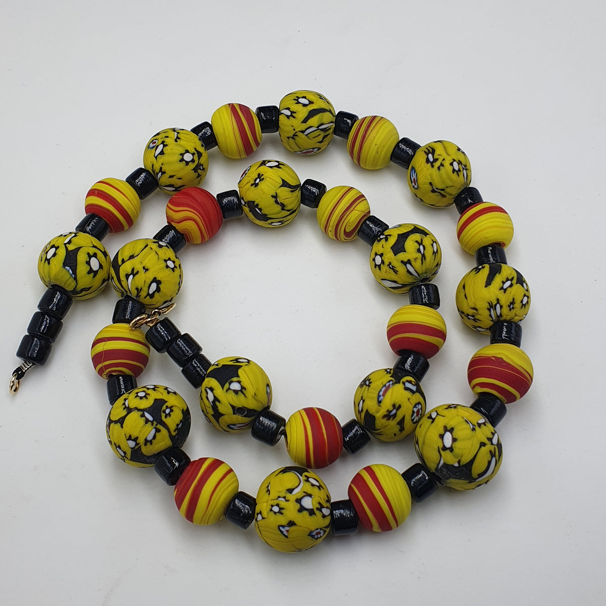 Collier en perles de verre jaunes vénitiennes millefiori de style vintage et perles de verre noir