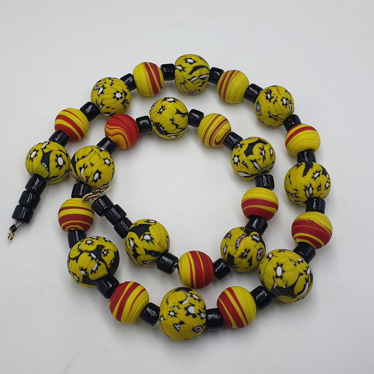 Collier en perles de verre jaunes vénitiennes millefiori de style vintage et perles de verre noir