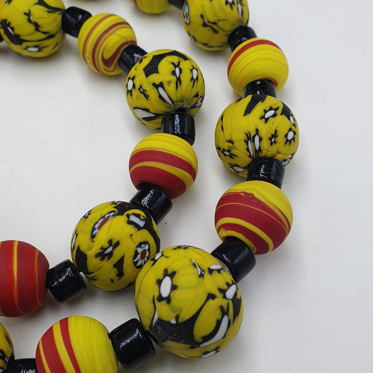 Collier en perles de verre jaunes vénitiennes millefiori de style vintage et perles de verre noir