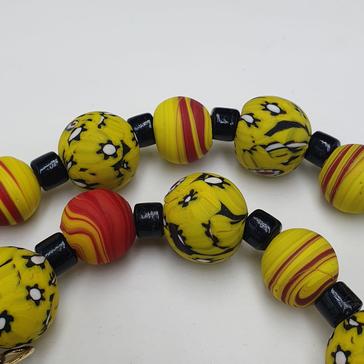 Collier en perles de verre jaunes vénitiennes millefiori de style vintage et perles de verre noir