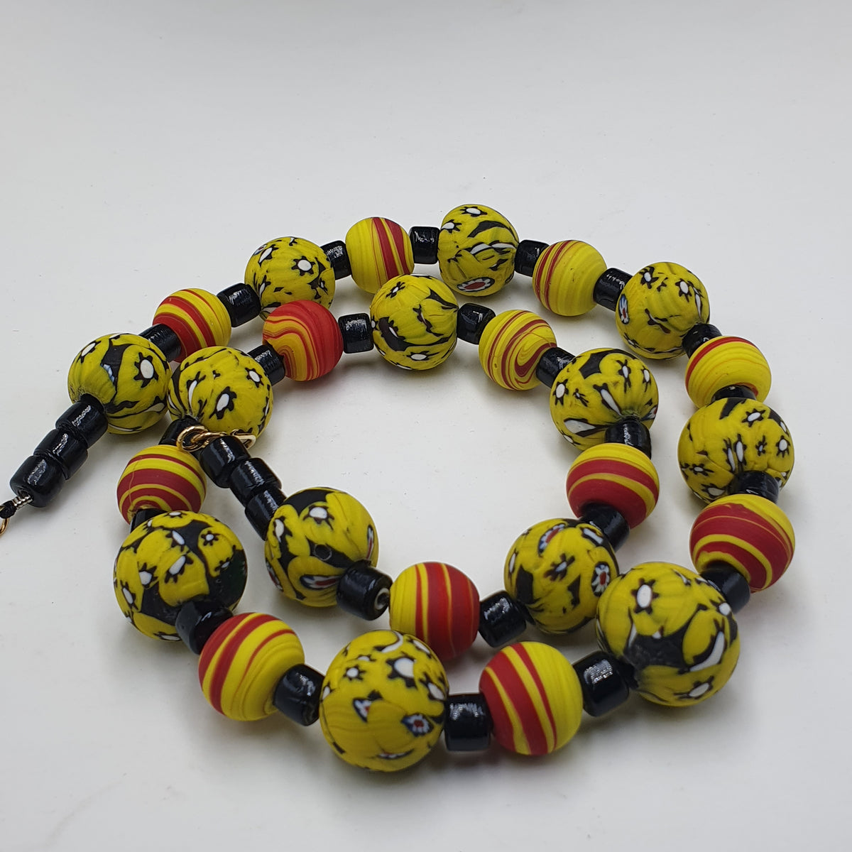 Collier en perles de verre jaunes vénitiennes millefiori de style vintage et perles de verre noir