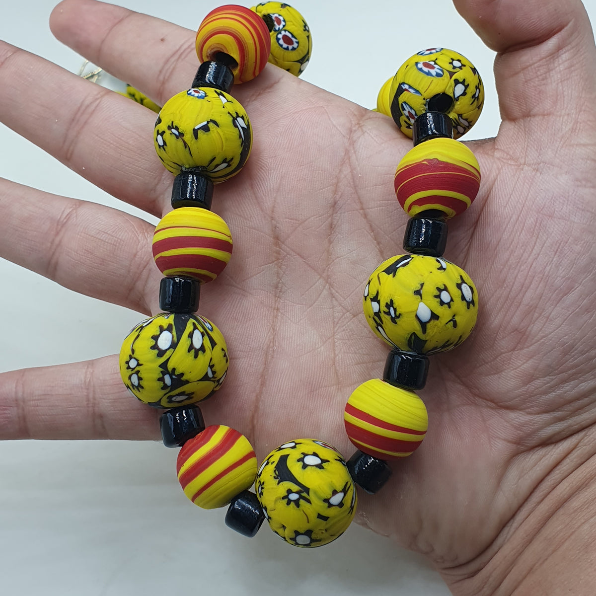 Collier en perles de verre jaunes vénitiennes millefiori de style vintage et perles de verre noir