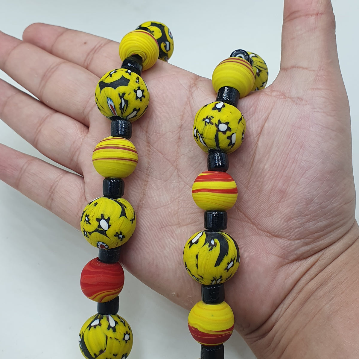 Collier en perles de verre jaunes vénitiennes millefiori de style vintage et perles de verre noir