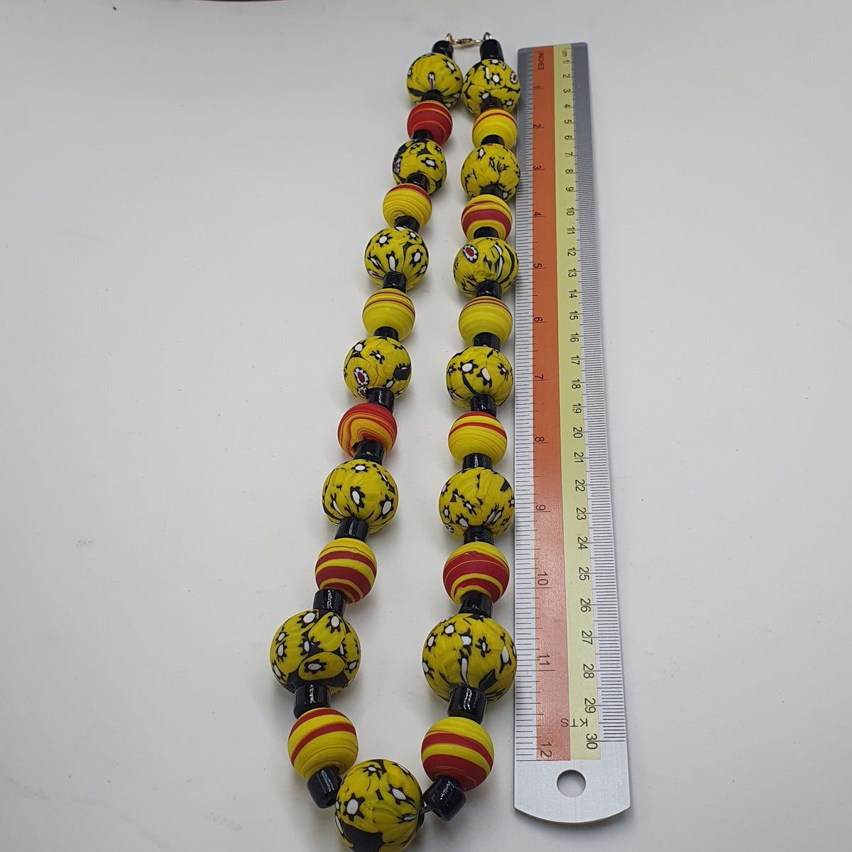 Collier en perles de verre jaunes vénitiennes millefiori de style vintage et perles de verre noir