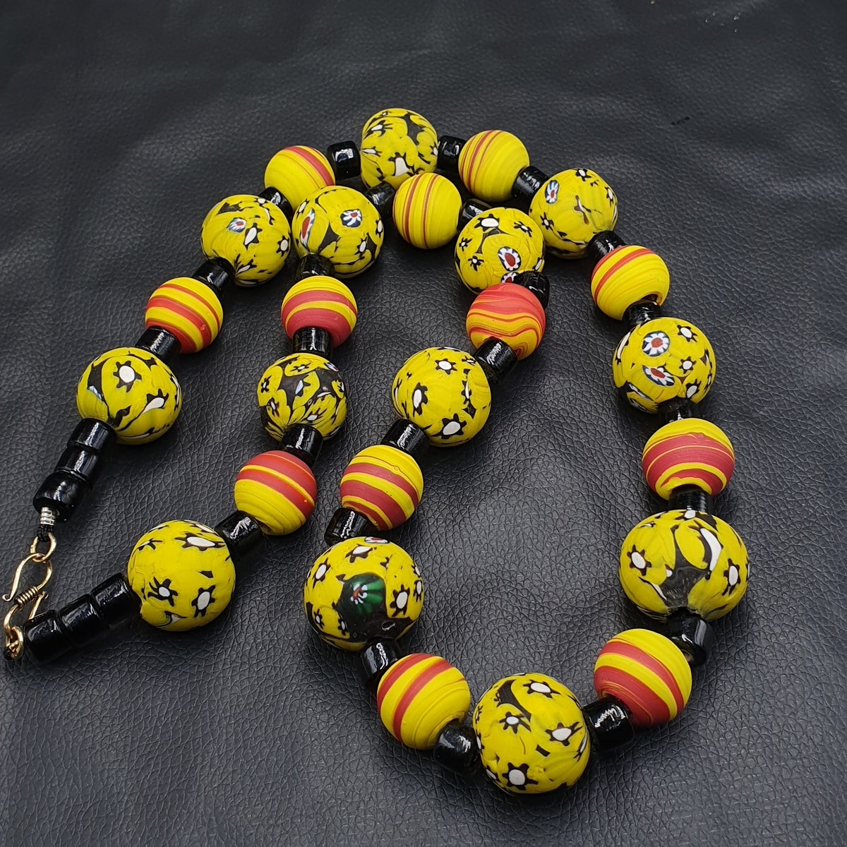 Collier en perles de verre jaunes vénitiennes millefiori de style vintage et perles de verre noir