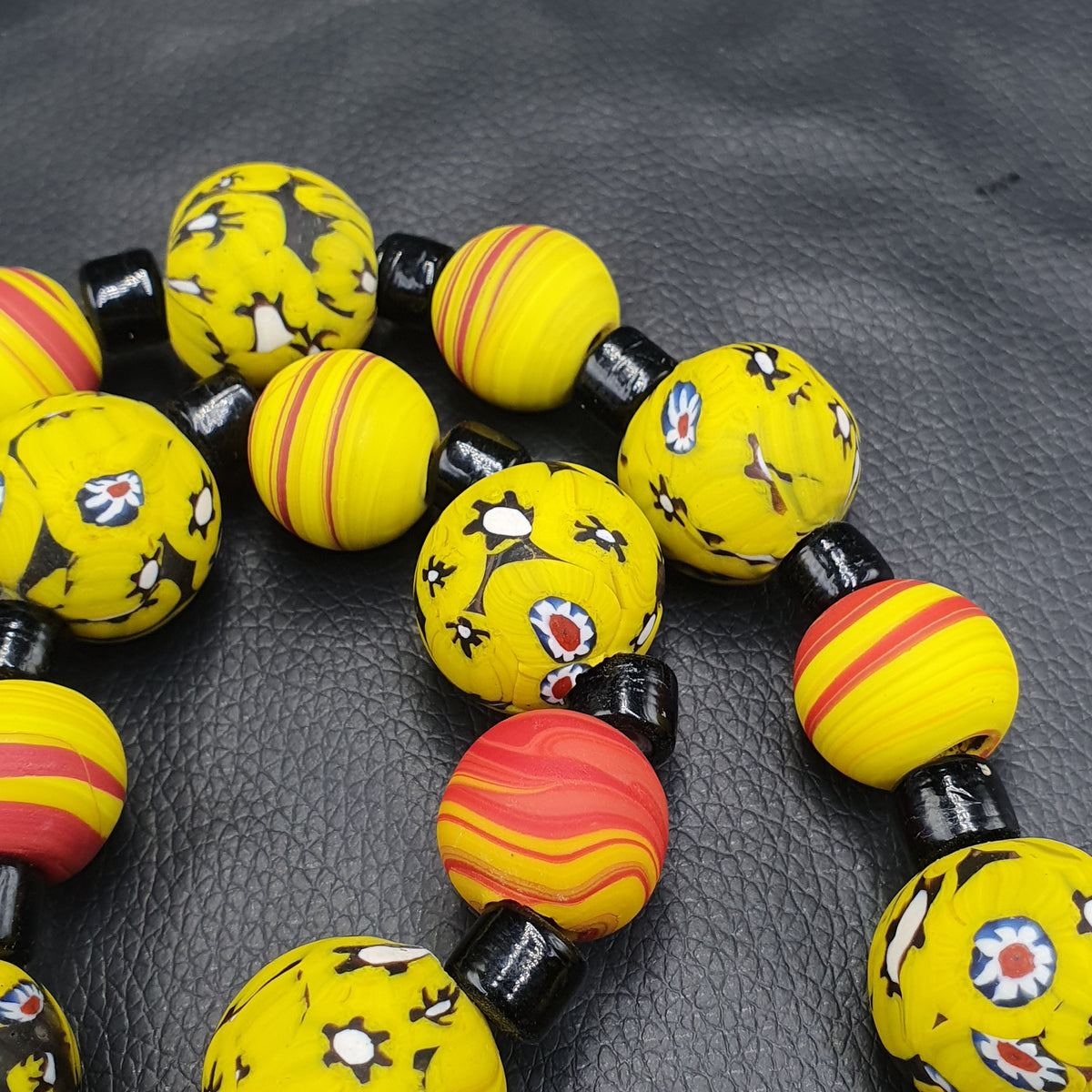 Collier en perles de verre jaunes vénitiennes millefiori de style vintage et perles de verre noir