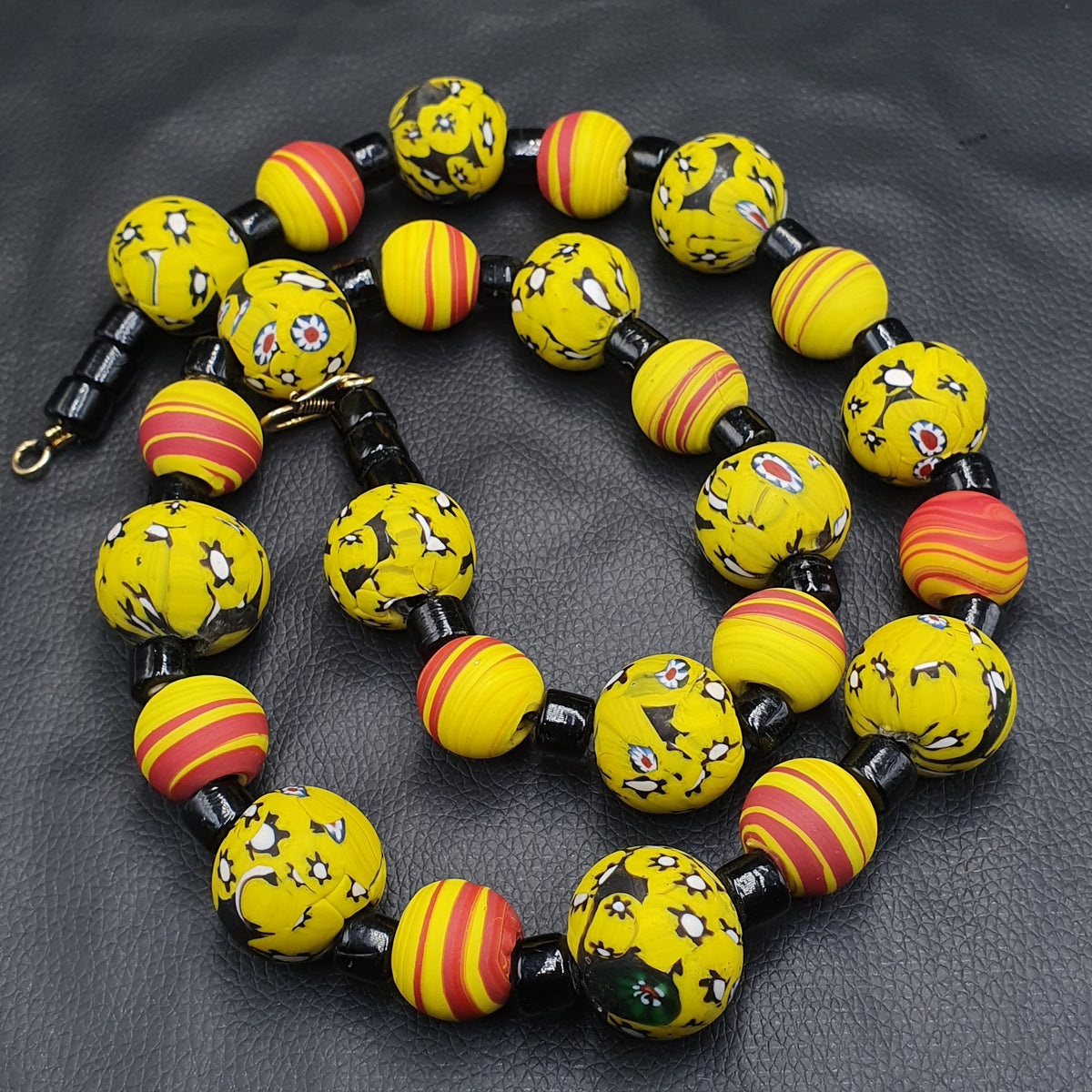 Collier en perles de verre jaunes vénitiennes millefiori de style vintage et perles de verre noir