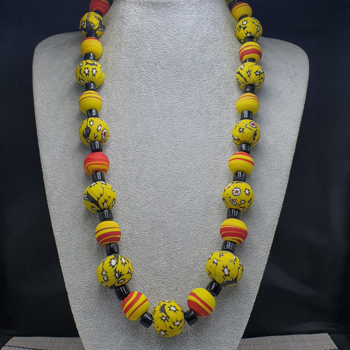 Collier en perles de verre jaunes vénitiennes millefiori de style vintage et perles de verre noir
